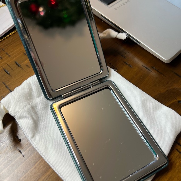 Tieks Tahitian Pearl Compact Mirror Day 7 of Advent Calendar - Picture 3 of 4